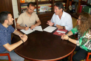 Desde la izquierda, el concejal de Cohesión Social e Integración, el alcalde de Azuqueca, el representante de Proyecto Hombre y la edil de Protección de la Salud. Fotografía: Ayuntamiento de Azuqueca de Henares.