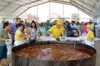 Imagen de la comida popular de 2013. Fotografía: Álvaro Díaz Villamil/ Ayuntamiento de Azuqueca de Henares