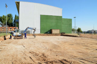 Ya han comenzado las obras para construir una pista de deporte playa. Fotografía: Álvaro Díaz Villamil / Ayuntamiento de Azuqueca