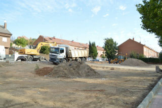 Máquinas trabajando en el terreno que se habilitará como aparcamiento entre las calles Buendía y Poeta Manuel Martínez. Fotografía: Álvaro Díaz Villamil / Ayuntamiento de Azuqueca de Henares