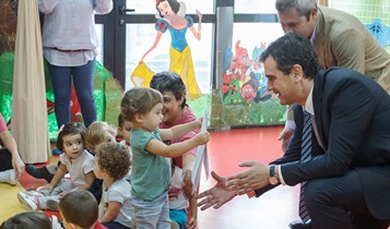 Antonio Román visita Alfanhui, una de las dos escuelas infantiles de carácter municipal