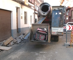 Dan comienzo las obras de remodelación de la céntrica calle de la Seda en Yunquera de Henares