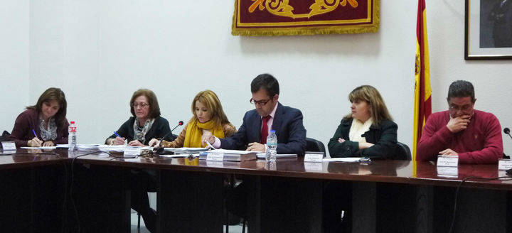 El Ayuntamiento Villanueva de la Torre hace balance en el Pleno sobre las cuentas de 2013 y encuentra motivos para la esperanza