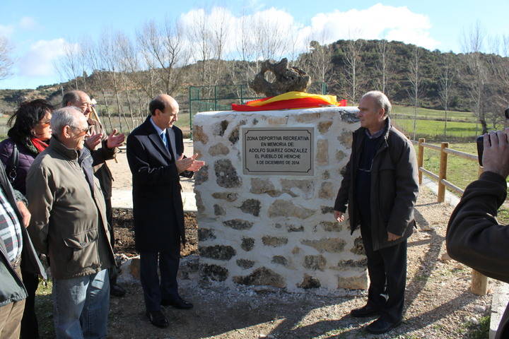 El subdelegado del Gobierno en Guadalajara, asiste a la inauguración de un parque dedicado a Adolfo Suárez en Henche 