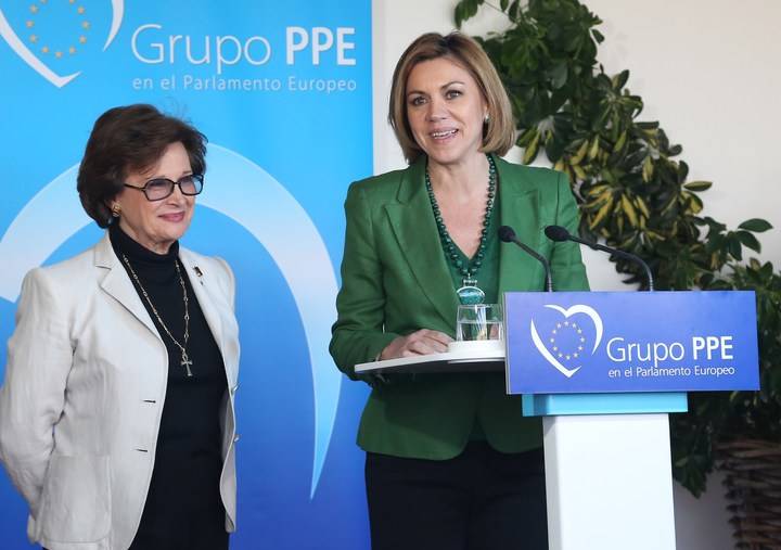 La presidenta Cospedal junto a Pilar Ayuso ha participado en el almuerzo del Grupo Popular Europeo con los periodistas de la región