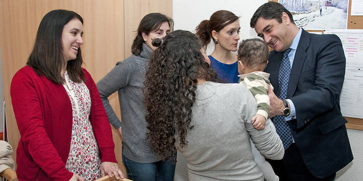 Cerca de 300 mujeres de Castilla-La Mancha ya han solicitado una ‘Beca Mamá’