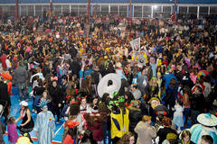 El polideportivo La Paz de Azuqueca se llenó con el Baile de Máscaras de Carnaval