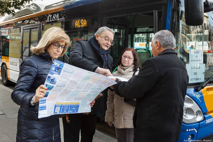 Los concejales explican a los ciudadanos los cambios que experimentarán algunas líneas de autobuses a partir del 24 de febrero