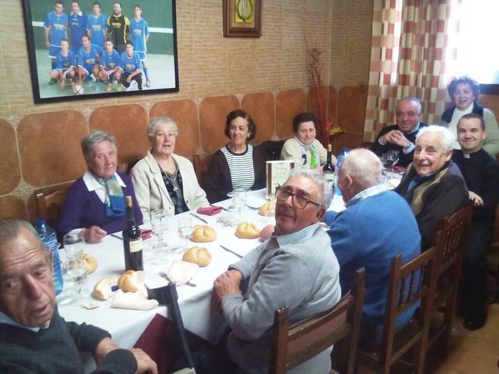 Jaime Frías comparte con los jubilados de Cogolludo la festividad del Santo Ángel Custodio