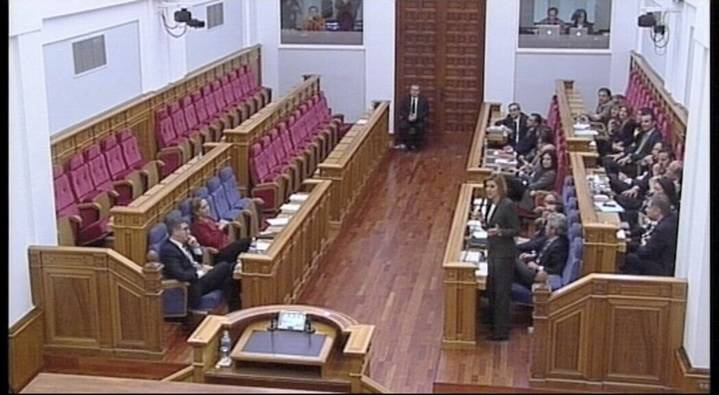 Minuto de Silencio en las Cortes Regionales por las víctimas del accidente de los Alpes, con los escaños del PSOE vacíos