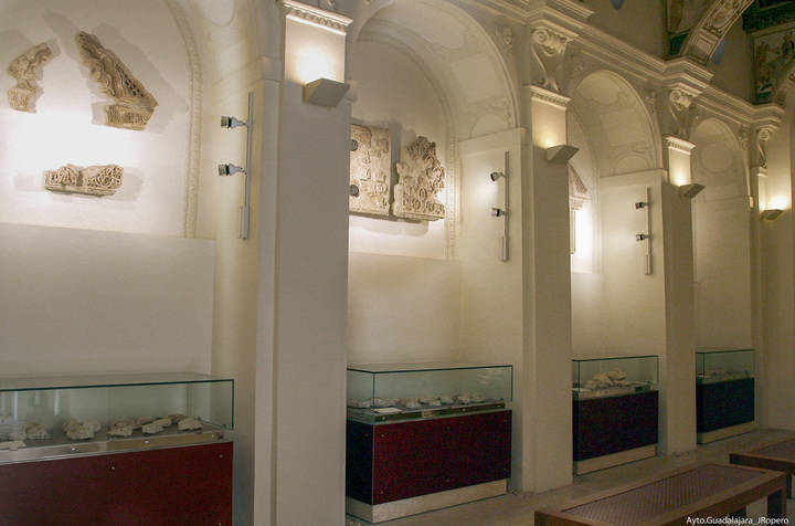 Los sepulcros y esculturas funerarias renacentistas de la capilla Luis de Lucena, detalle monumental del mes