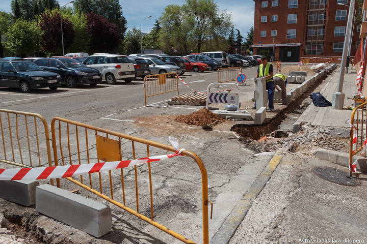 Comienzan las obras en las aceras de la plaza de José Luis Sampedro para mejorar la movilidad de la zona