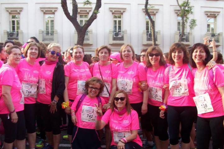 Las mujeres de Brihuega dejan su impronta en la “marea rosa” contra el cáncer de mama 