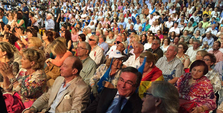 Más de 2.000 personas arroparon a Cospedal en Talavera de la Reina