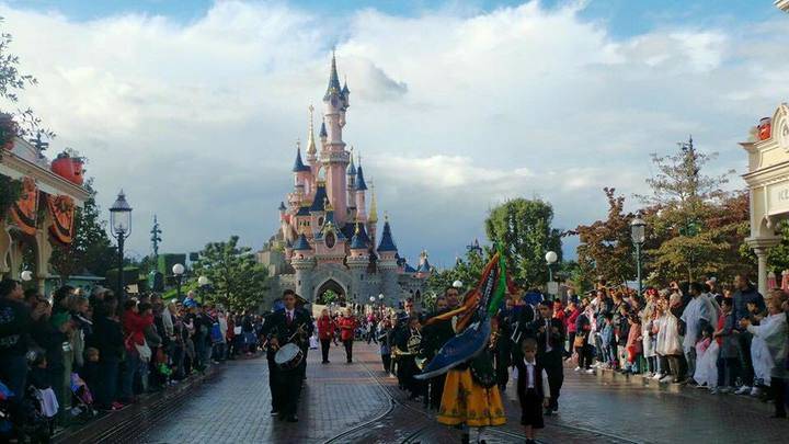 La Banda de Música de Jadraque abrió el desfile de carrozas de Disneyland París