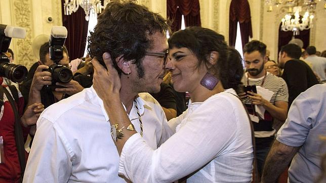 El nuevo alcalde de Cádiz, Kichi y su pareja, Teresa Rodríguez,secretaria general de Podemos en Andalucía,  se besan tras haber superado el pleno de investidura