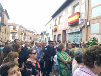 El presidente de la Diputaci&#243;n de Guadalajara acompa&#241;a a los casare&#241;os en la procesi&#243;n de la Virgen de la Antigua 