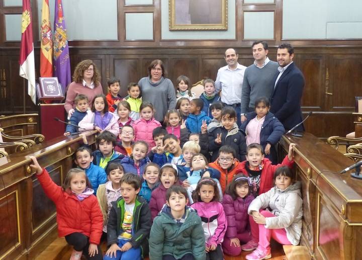 Dos grupos de escolares del Colegio Río Henares visitan el Palacio Provincial 