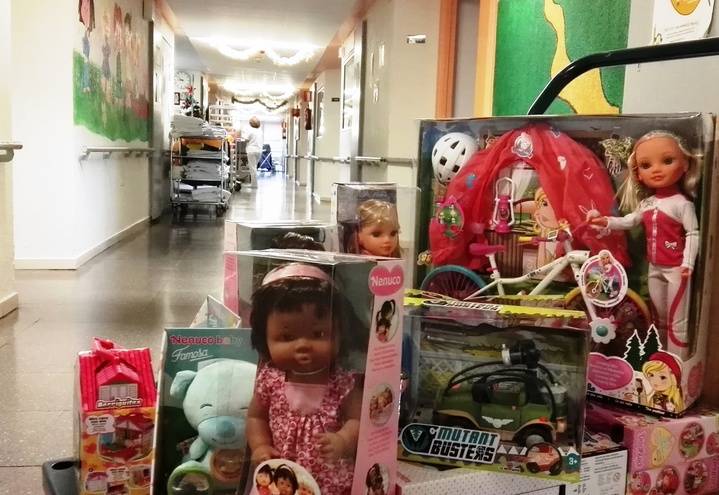 Los niños hospitalizados en los hospitales públicos de Castilla-La Mancha reciben juguetes en Navidad