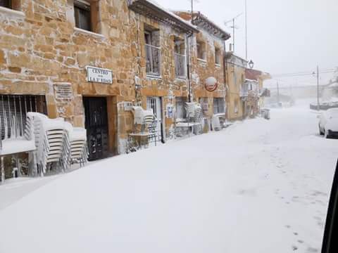 La nieve ha cubierto de belleza este sábado al pueblo de Cantalojas