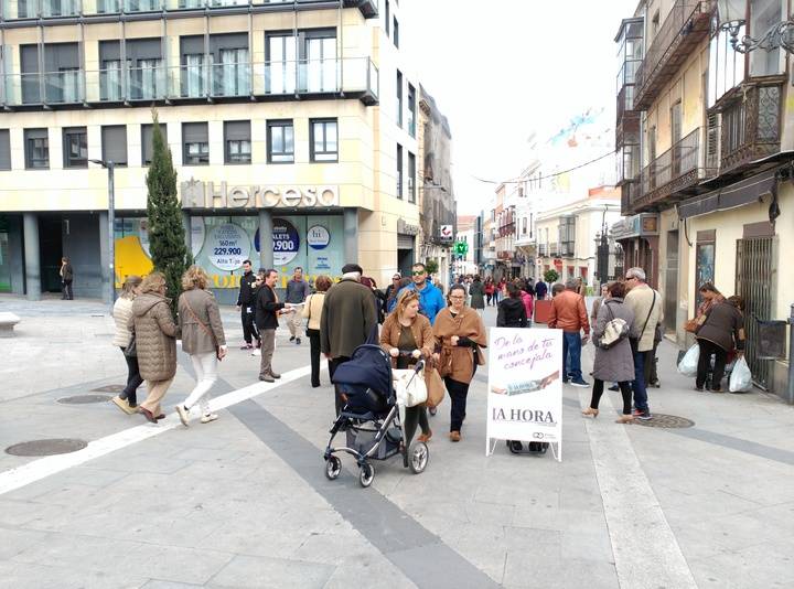 Los concejales de Ahora Guadalajara salen a la calle con el boletín de información municipal “La hora de Guadalajara”