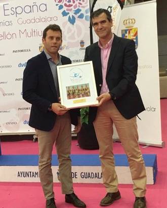 Carballo entrega al alcalde de Guadalajara una placa de agradecimiento por la organización de la Copa del Mundo de Gimnasia Rítmica
