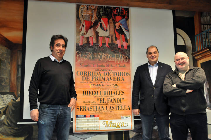 Pedro Postigo, Leopoldo García y José Uríszar, de izquierda a derecha, posan con el cartel anunciador de la Corrida de Toros de Primavera en Haro
