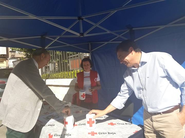 El presidente de la Diputación colabora con Cruz Roja en el Día de la Banderita