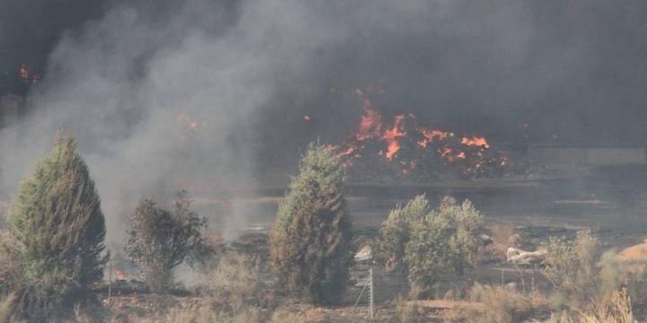 Alerta empresarial sobre el 'grave riesgo' que suponen los residuos quemados en el incendio de Chiloeches